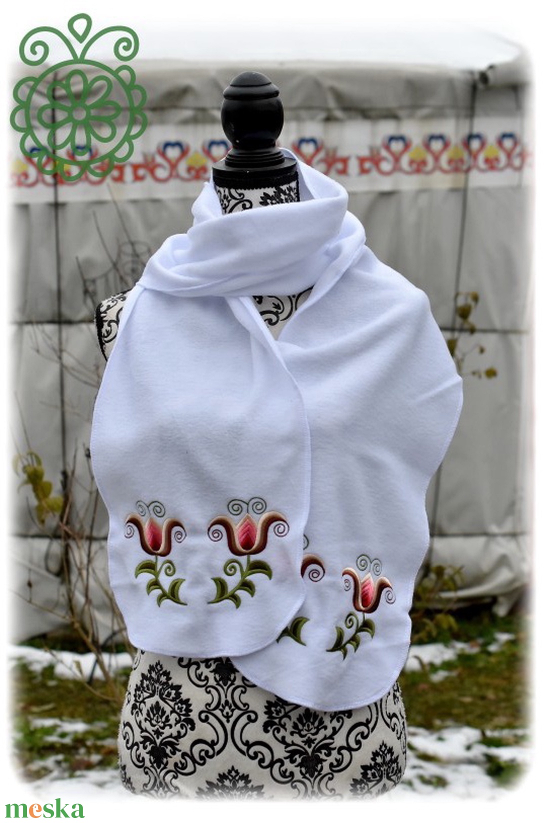 Fehérnép téli sál, táncoló kun tulipánokkal  hófehér - ruha & divat - sál, sapka, kendő - sál - Meska.hu