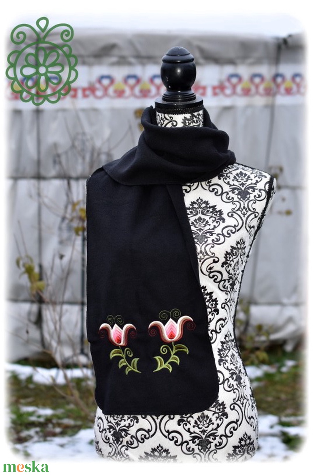 Fehérnép téli sál, táncoló kun tulipánokkal  fekete - ruha & divat - sál, sapka, kendő - sál - Meska.hu