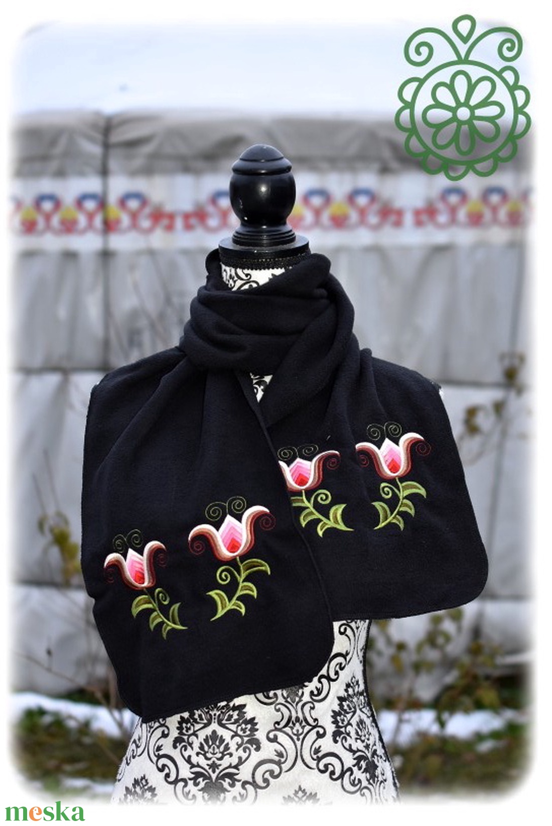 Fehérnép téli sál, táncoló kun tulipánokkal  fekete - ruha & divat - sál, sapka, kendő - sál - Meska.hu