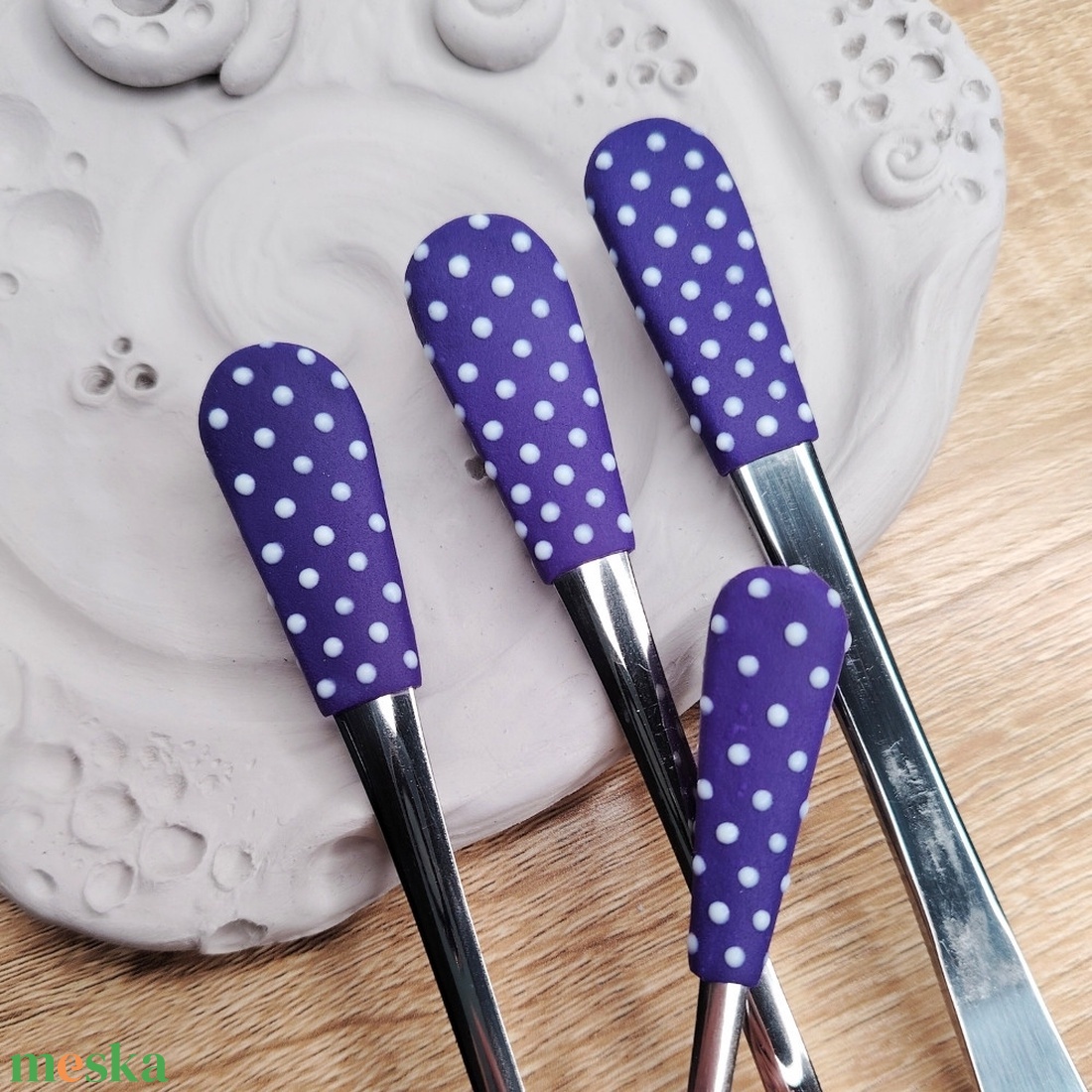 Lila-fehér pöttyös evőeszközkészlet - 4 darabos szett - otthon & életmód - konyhafelszerelés, tálalás - tálalás - kanál & villa - Meska.hu