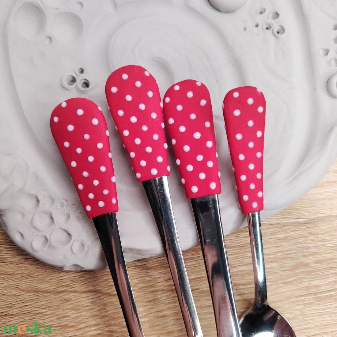 Piros-fehér pöttyös evőeszközkészlet - 4 darabos szett - otthon & életmód - konyhafelszerelés, tálalás - tálalás - kanál & villa - Meska.hu