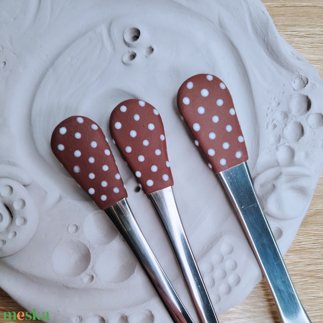 Barna-fehér pöttyös evőeszközkészlet - 3 darabos szett - otthon & életmód - konyhafelszerelés, tálalás - tálalás - kanál & villa - Meska.hu