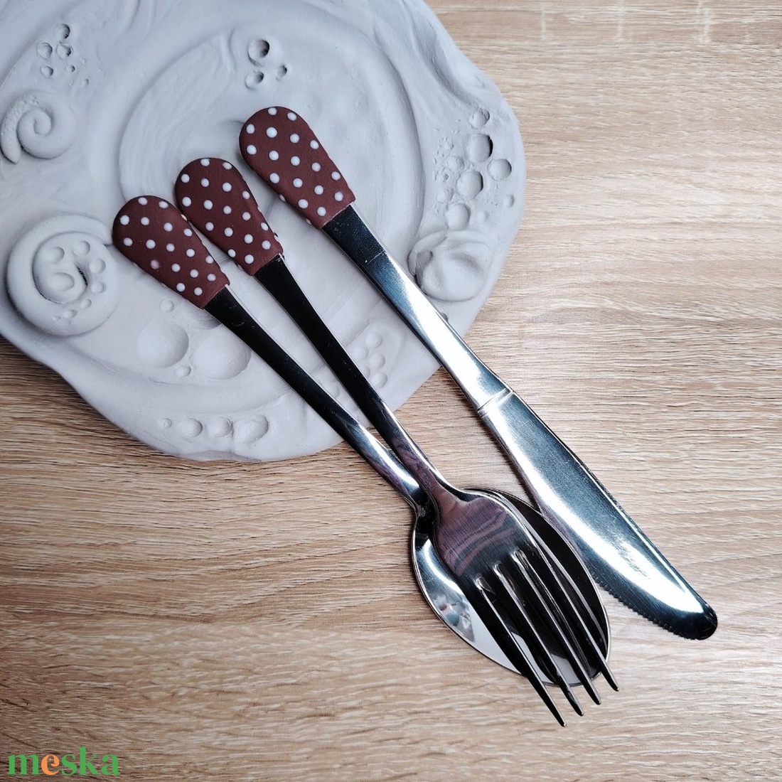 Barna-fehér pöttyös evőeszközkészlet - 3 darabos szett - otthon & életmód - konyhafelszerelés, tálalás - tálalás - kanál & villa - Meska.hu