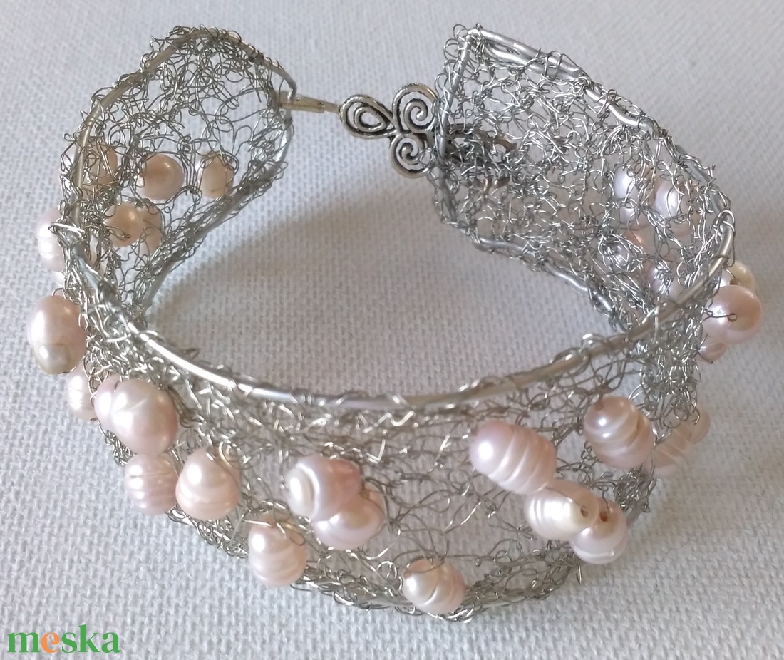 horgolt drót karkötő tenyésztett gyönggyel - ékszer - karkötő - gyöngyös karkötő - Meska.hu