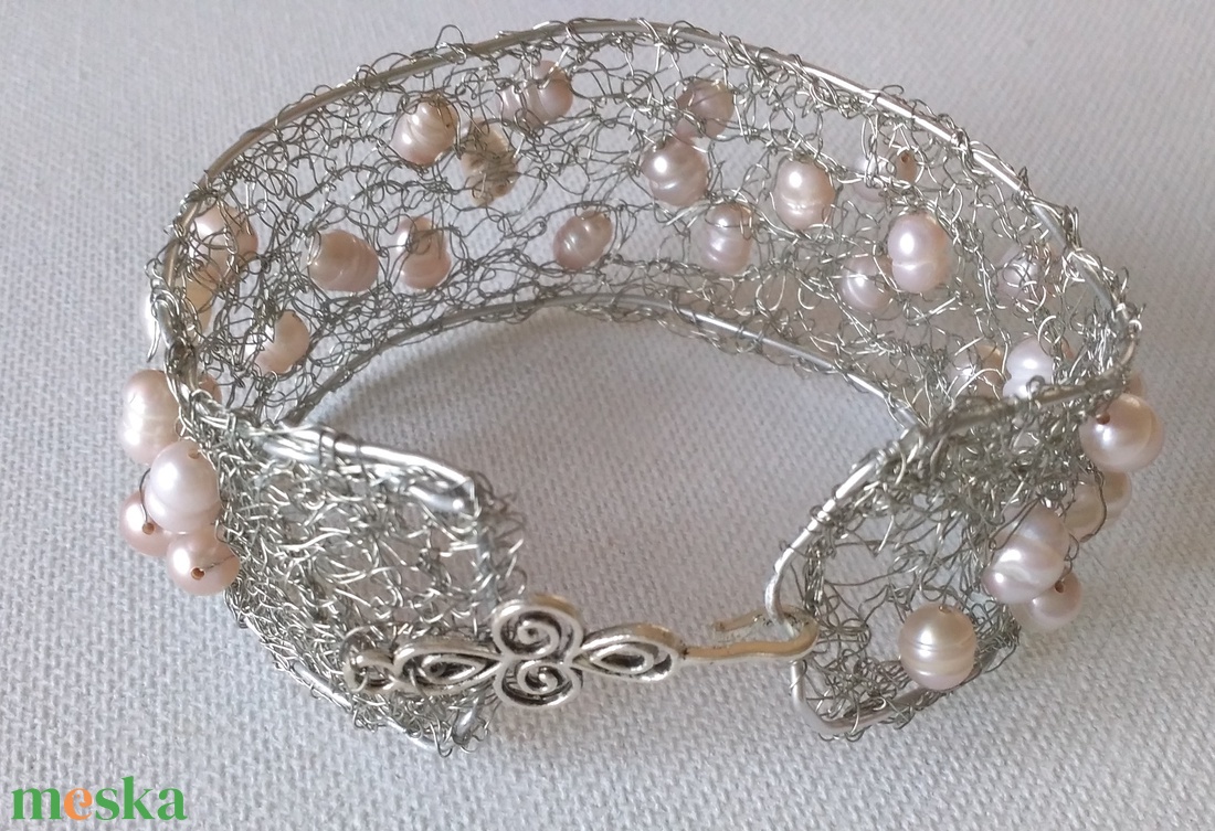 horgolt drót karkötő tenyésztett gyönggyel - ékszer - karkötő - gyöngyös karkötő - Meska.hu