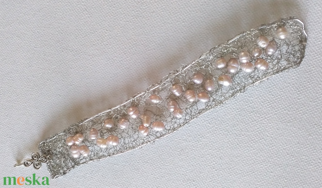 horgolt drót karkötő tenyésztett gyönggyel - ékszer - karkötő - gyöngyös karkötő - Meska.hu