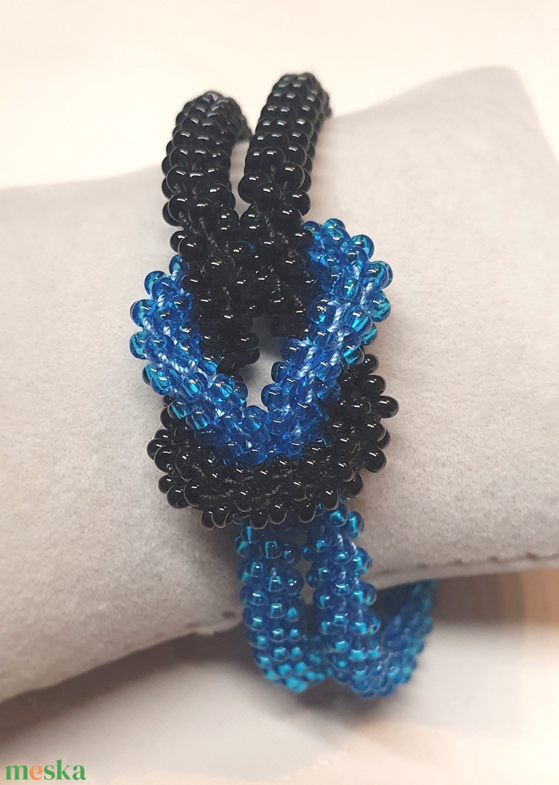 Kék-fekete gyöngyhorgolt karkötő - ékszer - karkötő - karkötő medállal - Meska.hu