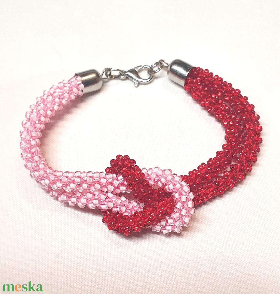 Piros-rózsaszín gyöngyhorgolt karkötő - ékszer - karkötő - karkötő medállal - Meska.hu