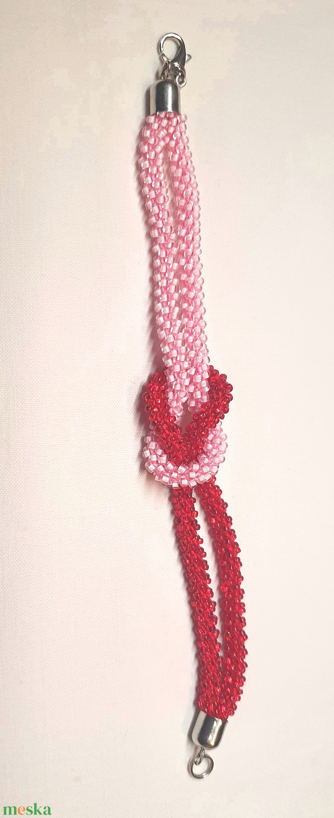 Piros-rózsaszín gyöngyhorgolt karkötő - ékszer - karkötő - karkötő medállal - Meska.hu