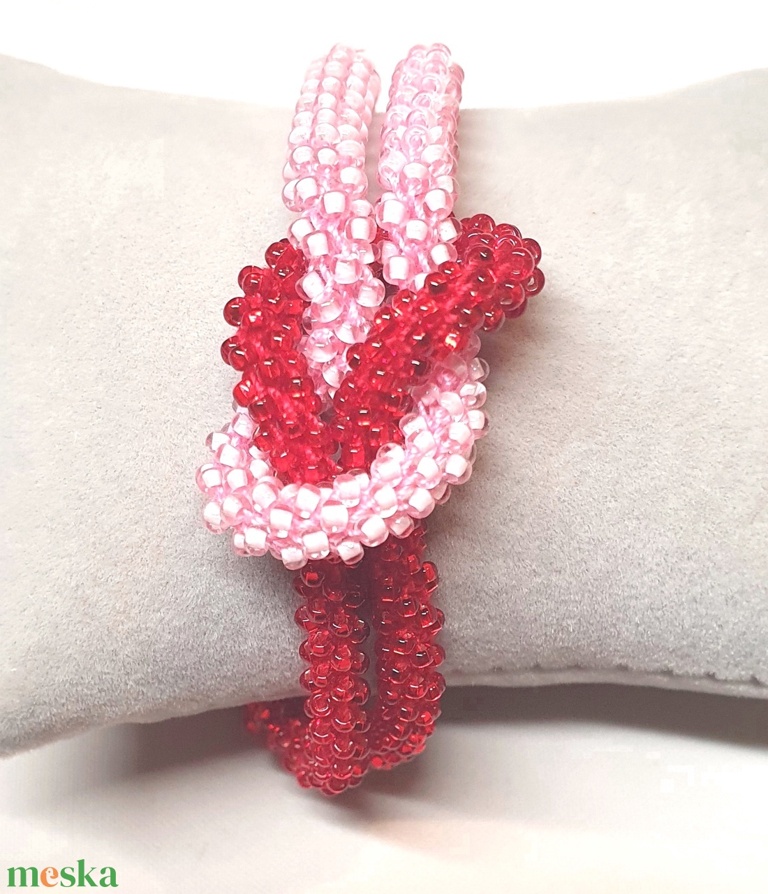Piros-rózsaszín gyöngyhorgolt karkötő - ékszer - karkötő - karkötő medállal - Meska.hu