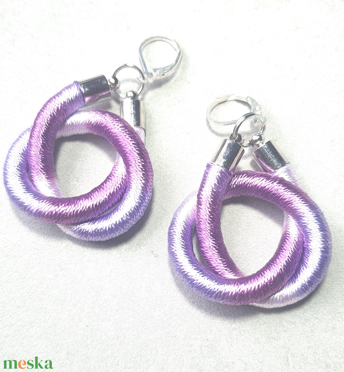 Lila színátmenetes fonal fülbevaló - ékszer - fülbevaló - lógó fülbevaló - Meska.hu