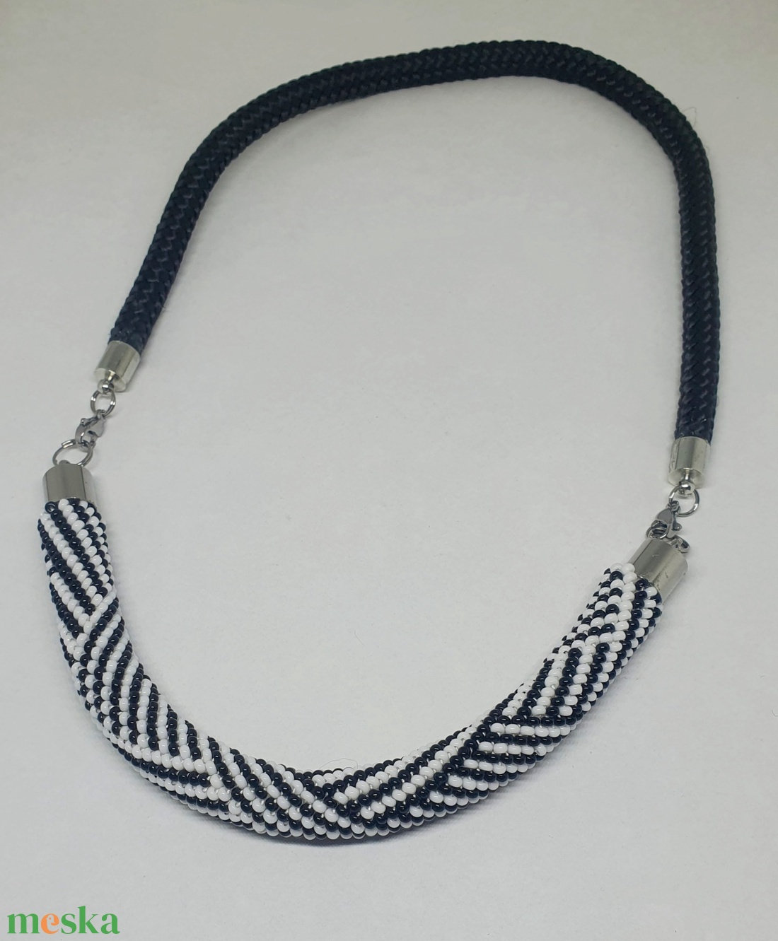 Fekete-fehér nyaklánc - ékszer - nyaklánc - medál nélküli nyaklánc - Meska.hu
