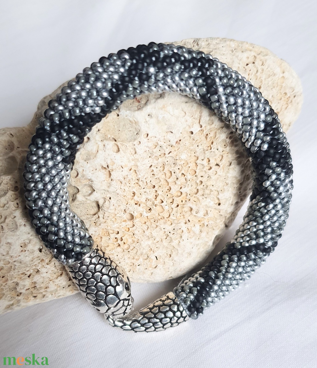 kígyó kapcsos karkötő - ékszer - karkötő - gyöngyös karkötő - Meska.hu