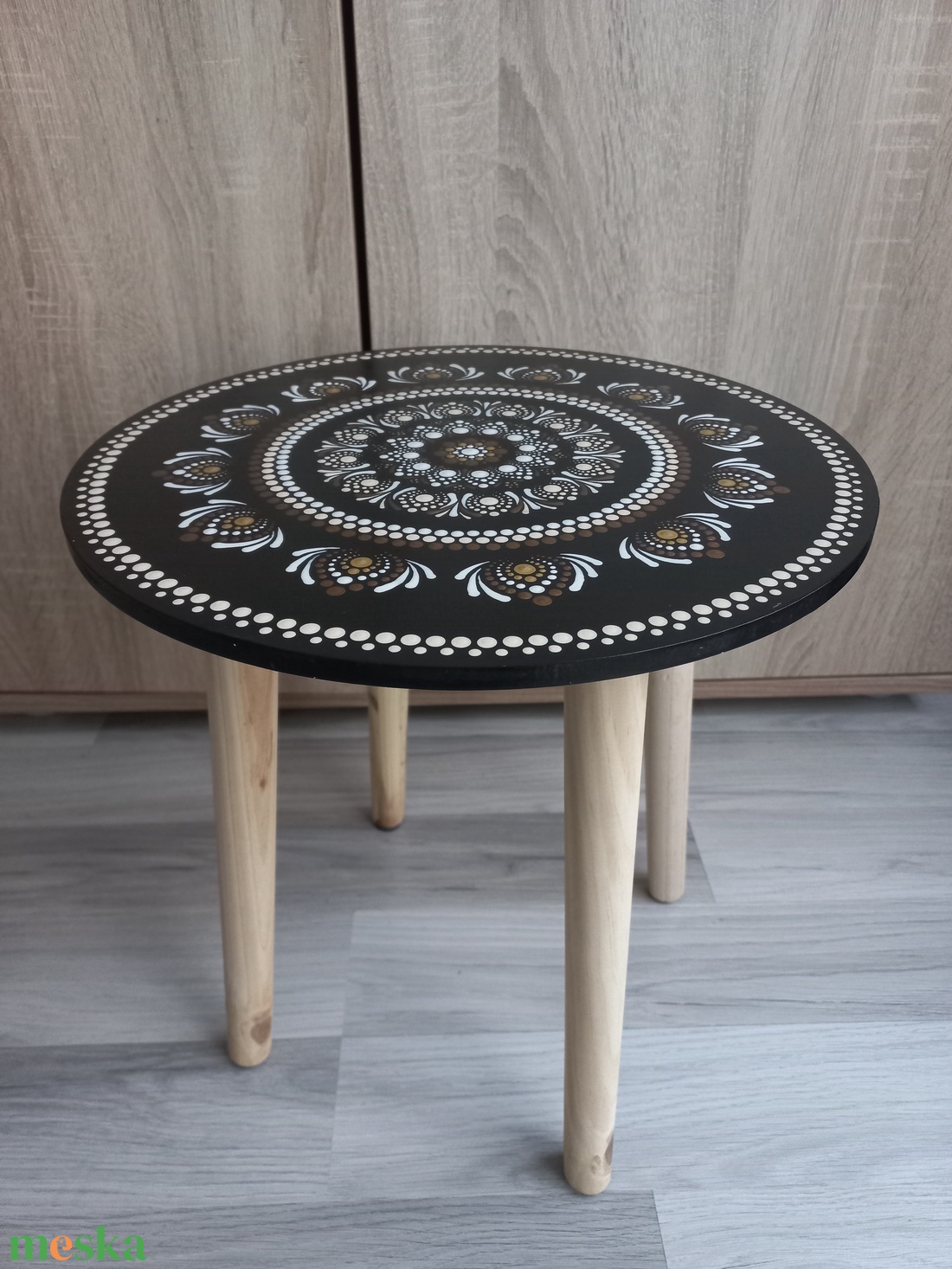 Pontozott mandala asztalka - otthon & életmód - bútor - asztal - Meska.hu Pontozott mandala asztalka - otthon & életmód - bútor - asztal - Meska.hu