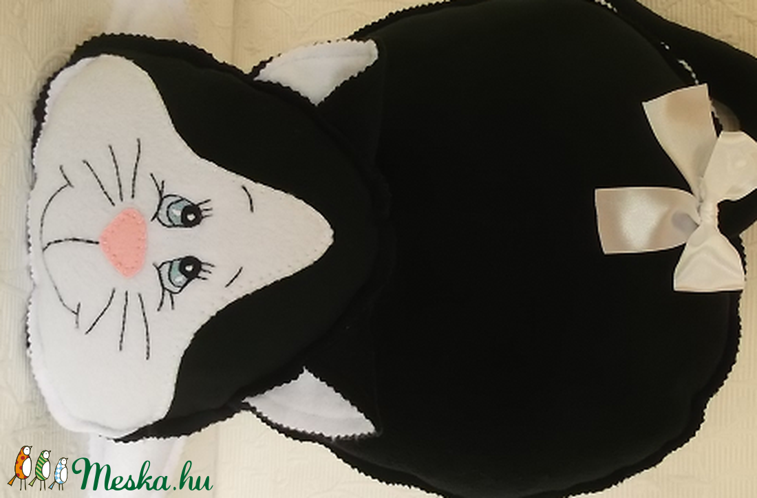 Fehér-fekete cica alakú kézműves polár párna - otthon & lakás - lakástextil - párna & párnahuzat - Meska.hu