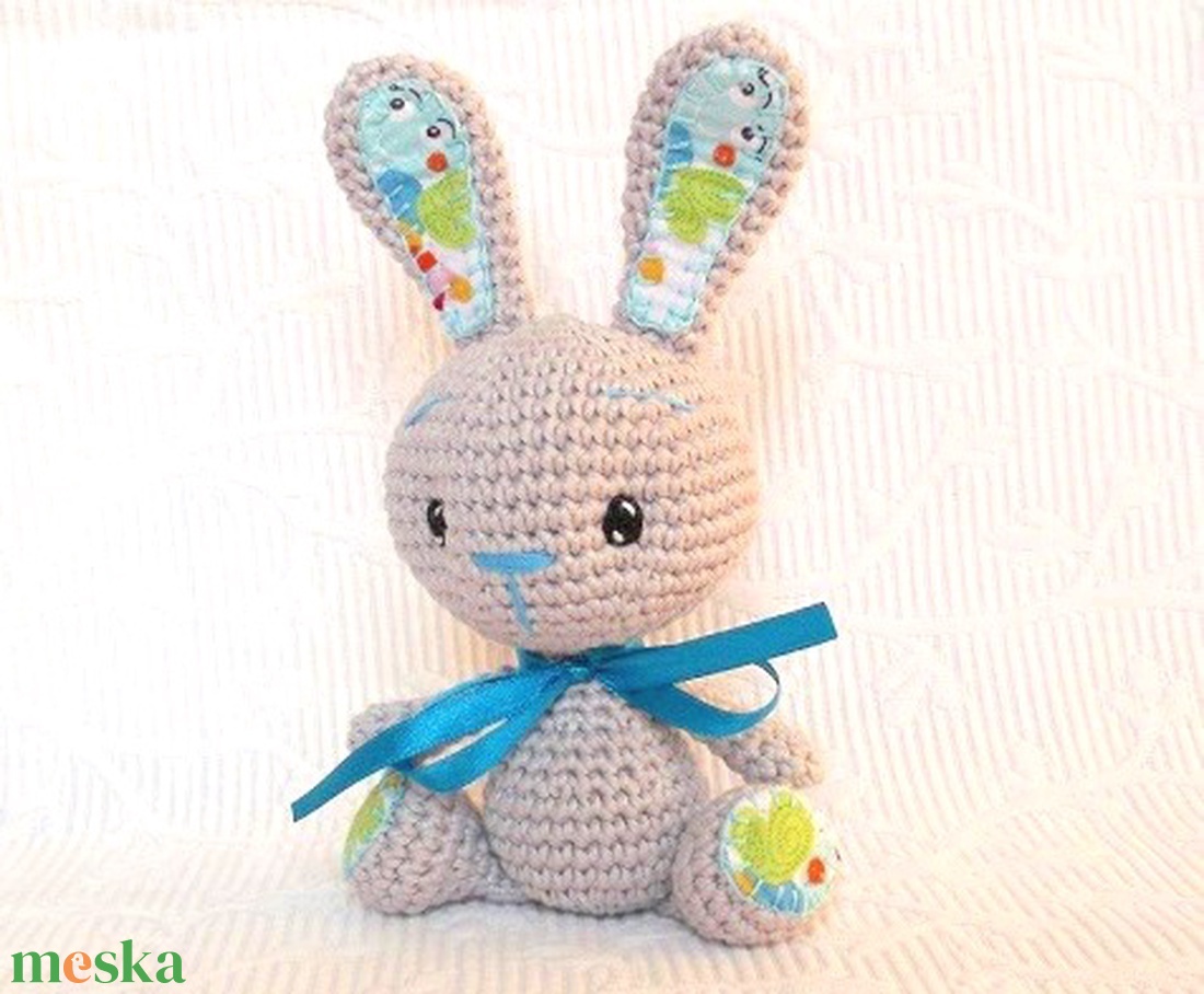 Egyedi- horgolt nyuszi - színes pamutvászonnal -szürkésdrapp-horgolt figura - játék & sport - plüssállat & játékfigura - nyuszi - Meska.hu