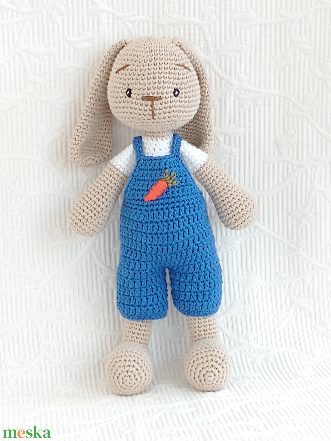 Nyuszi Dani - kék nadrágos - répás -horgolt figura  - játék & sport - plüssállat & játékfigura - nyuszi - Meska.hu