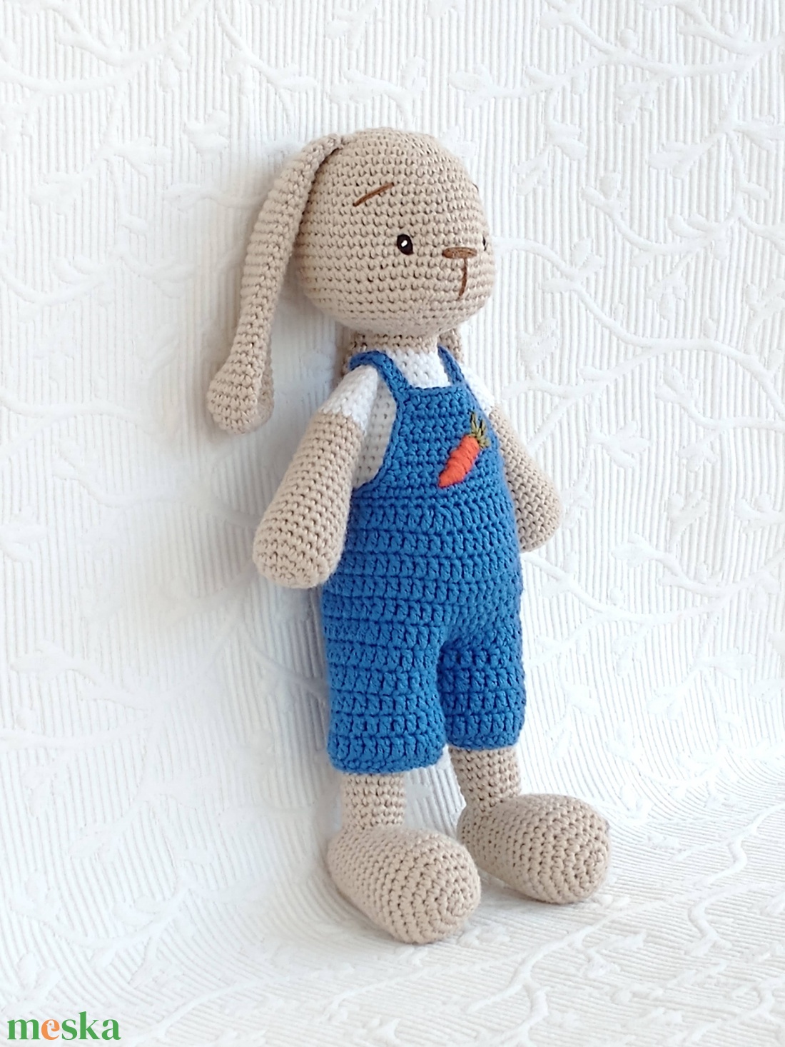 Nyuszi Dani - kék nadrágos - répás -horgolt figura  - játék & sport - plüssállat & játékfigura - nyuszi - Meska.hu