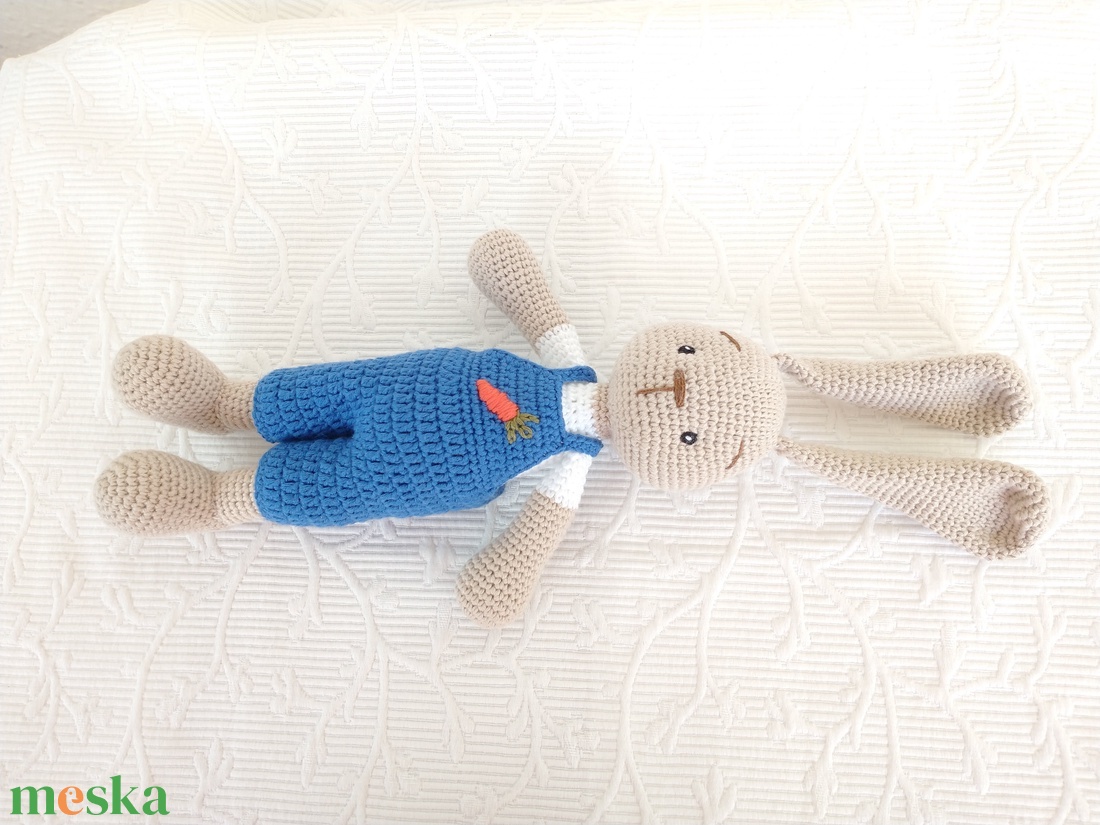 Nyuszi Dani - kék nadrágos - répás -horgolt figura  - játék & sport - plüssállat & játékfigura - nyuszi - Meska.hu