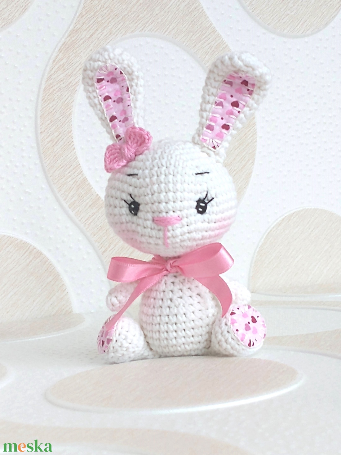 Nyuszi lány - szívecskés-masnis  - púder szalagos- amigurumi - horgolt marokállat - játék & sport - plüssállat & játékfigura - nyuszi - Meska.hu