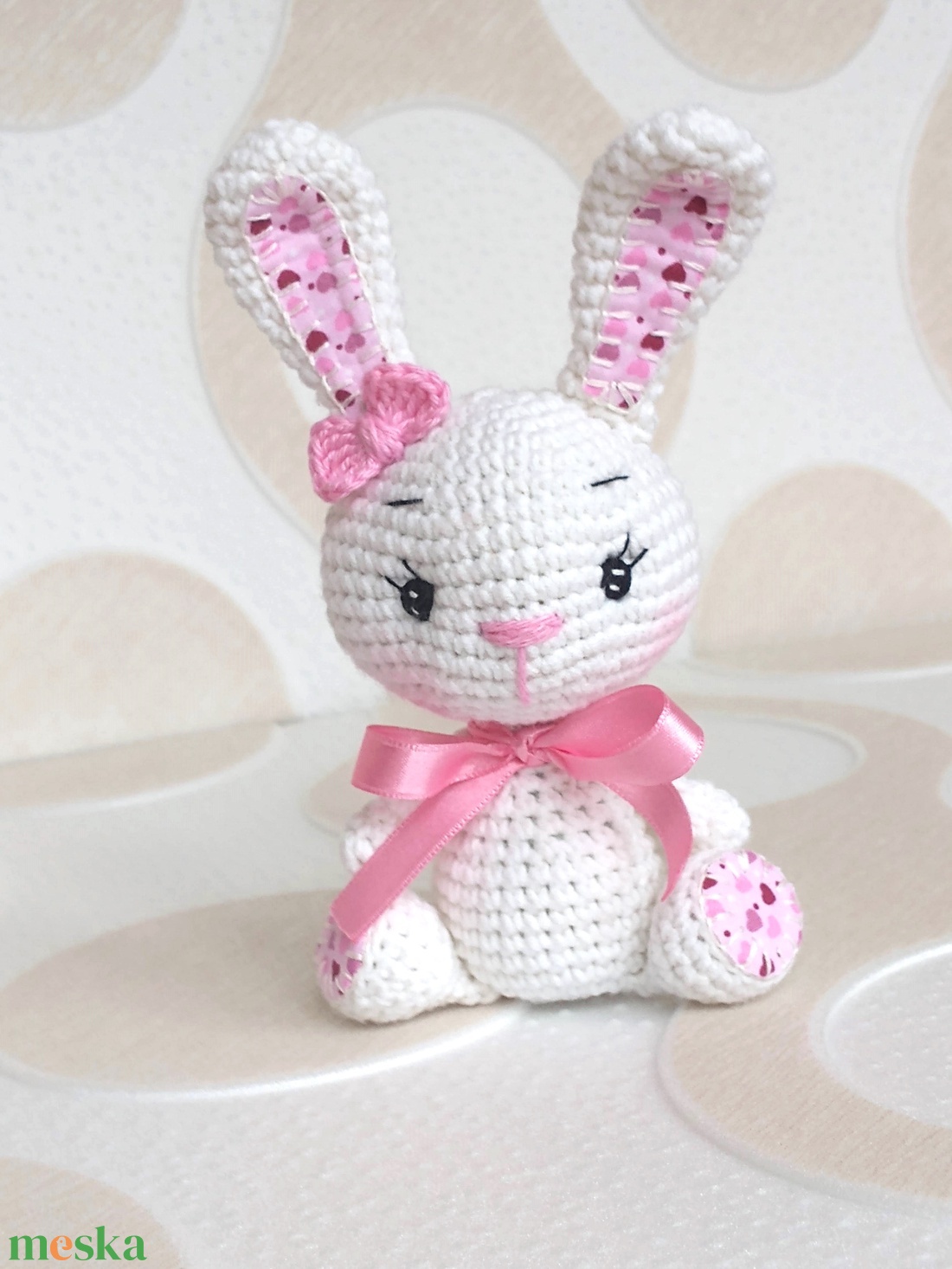 Nyuszi lány - szívecskés-masnis  - púder szalagos- amigurumi - horgolt marokállat - játék & sport - plüssállat & játékfigura - nyuszi - Meska.hu