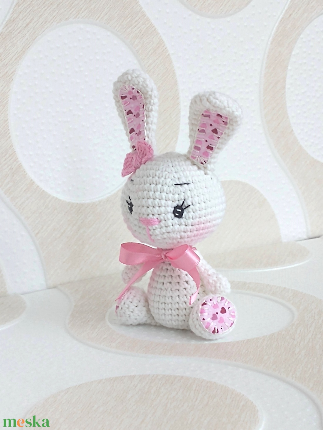 Nyuszi lány - szívecskés-masnis  - púder szalagos- amigurumi - horgolt marokállat - játék & sport - plüssállat & játékfigura - nyuszi - Meska.hu