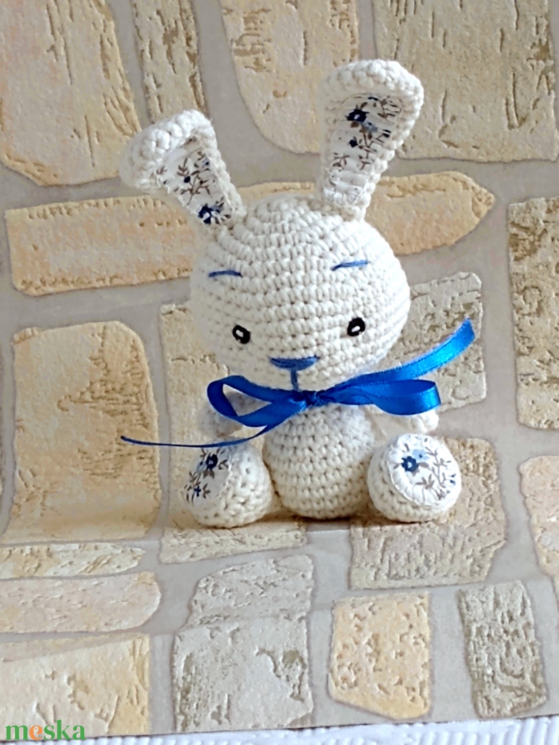 Horgolt Nyuszi  - kék virágos   - egyedi horgolt marokállat - játék & sport - plüssállat & játékfigura - nyuszi - Meska.hu