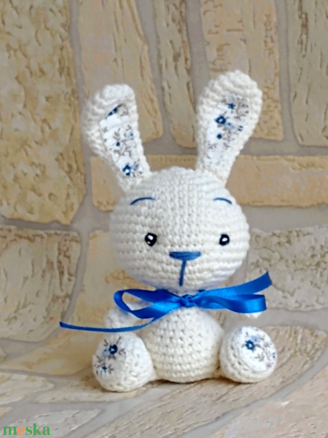 Horgolt Nyuszi  - kék virágos   - egyedi horgolt marokállat - játék & sport - plüssállat & játékfigura - nyuszi - Meska.hu