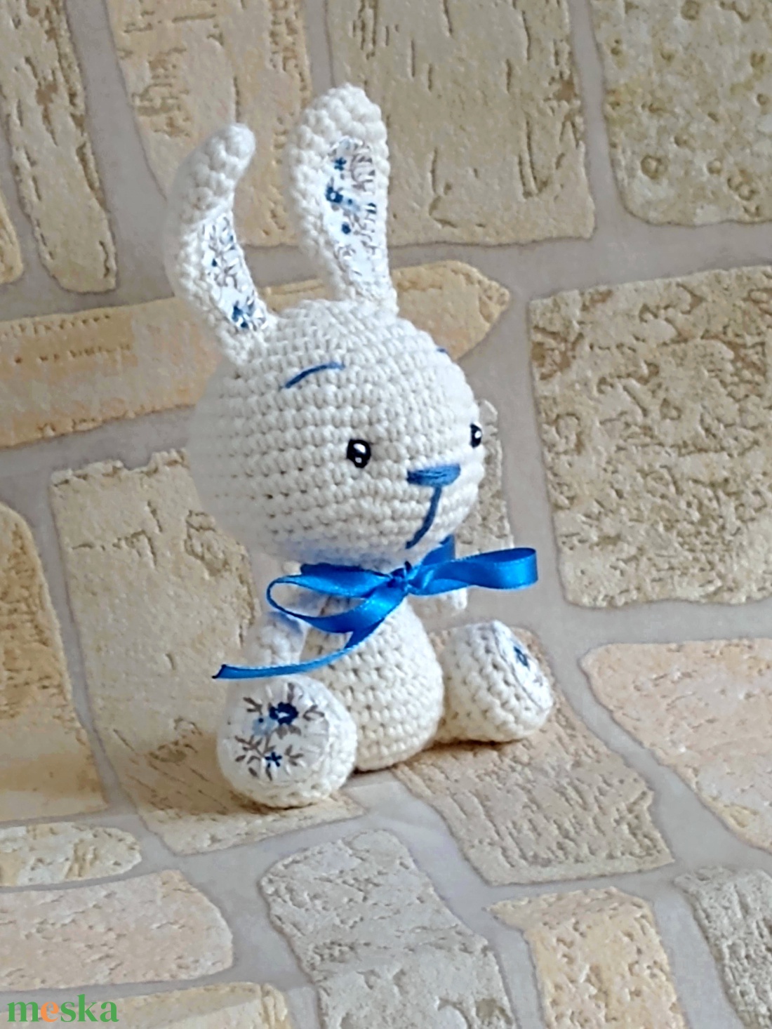 Horgolt Nyuszi  - kék virágos   - egyedi horgolt marokállat - játék & sport - plüssállat & játékfigura - nyuszi - Meska.hu