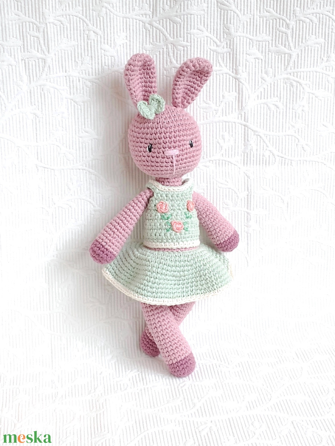 Nyuszi lány - menta ruhában, hímzett rózsákkal - amigurumi  - játék & sport - baba & babaház - öltöztethető baba - Meska.hu