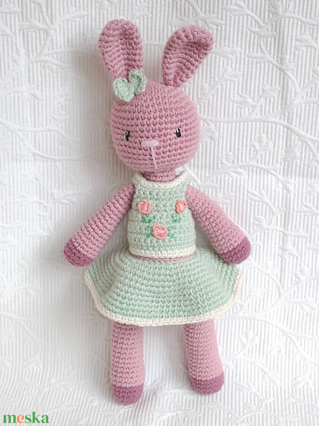 Nyuszi lány - menta ruhában, hímzett rózsákkal - amigurumi  - játék & sport - baba & babaház - öltöztethető baba - Meska.hu