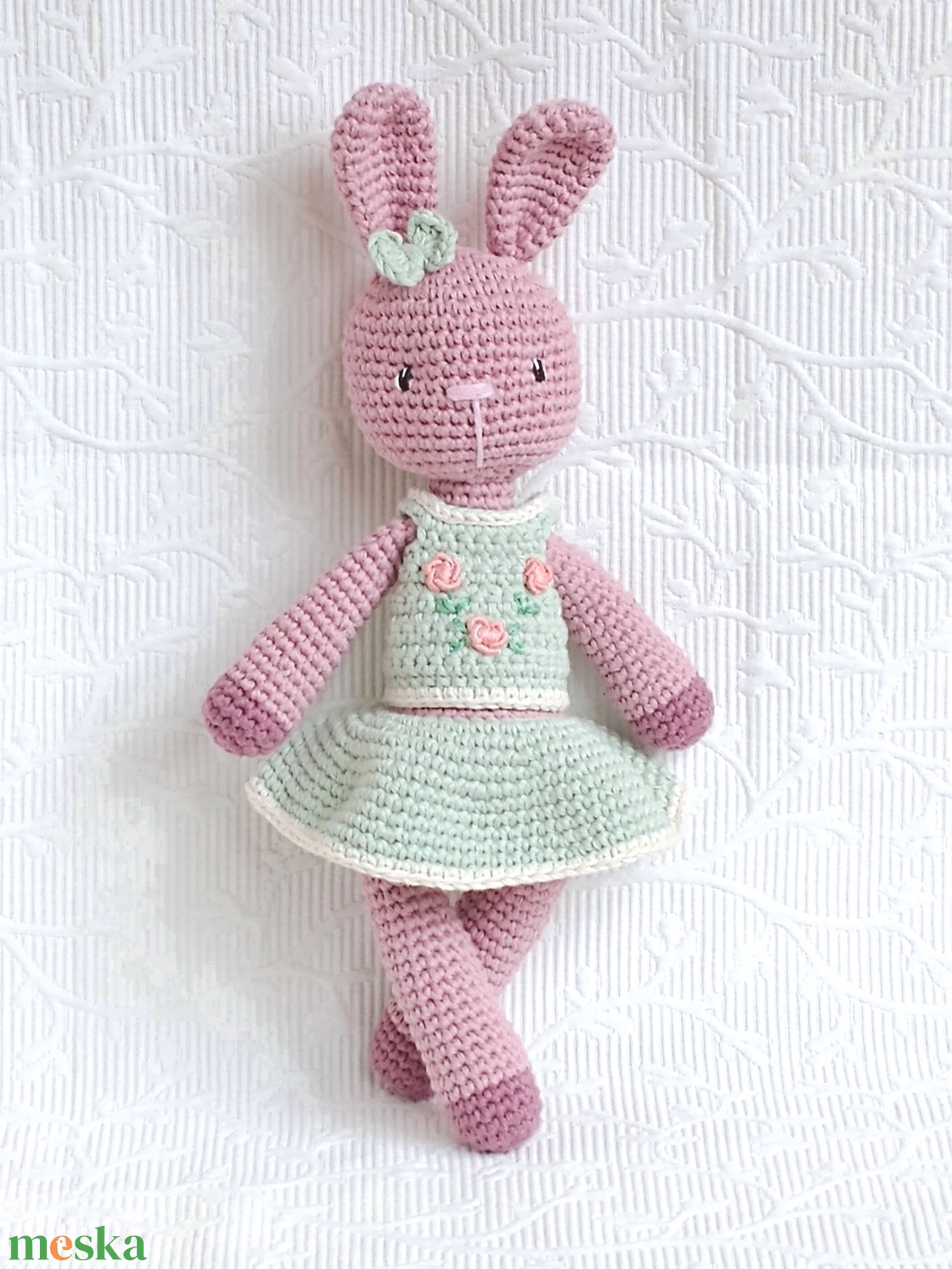 Nyuszi lány - menta ruhában, hímzett rózsákkal - amigurumi  - játék & sport - baba & babaház - öltöztethető baba - Meska.hu