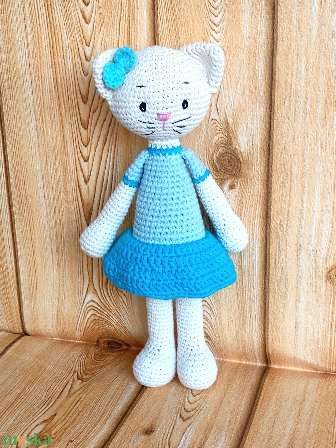 fehér Cica kislány - kék ruhás - egyedi - amigurumi - horgolt cica baba - játék & sport - plüssállat & játékfigura - cica - Meska.hu