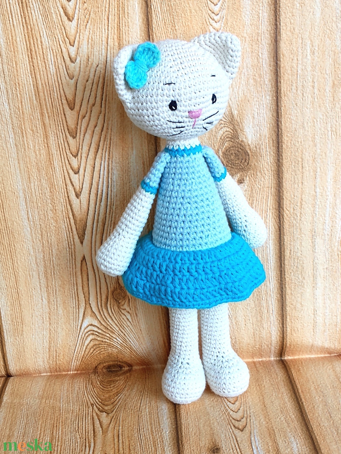 fehér Cica kislány - kék ruhás - egyedi - amigurumi - horgolt cica baba - játék & sport - plüssállat & játékfigura - cica - Meska.hu