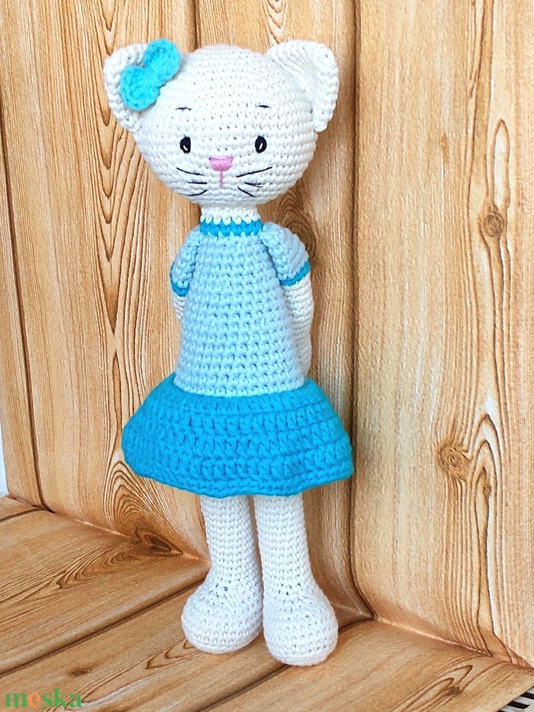 fehér Cica kislány - kék ruhás - egyedi - amigurumi - horgolt cica baba - játék & sport - plüssállat & játékfigura - cica - Meska.hu