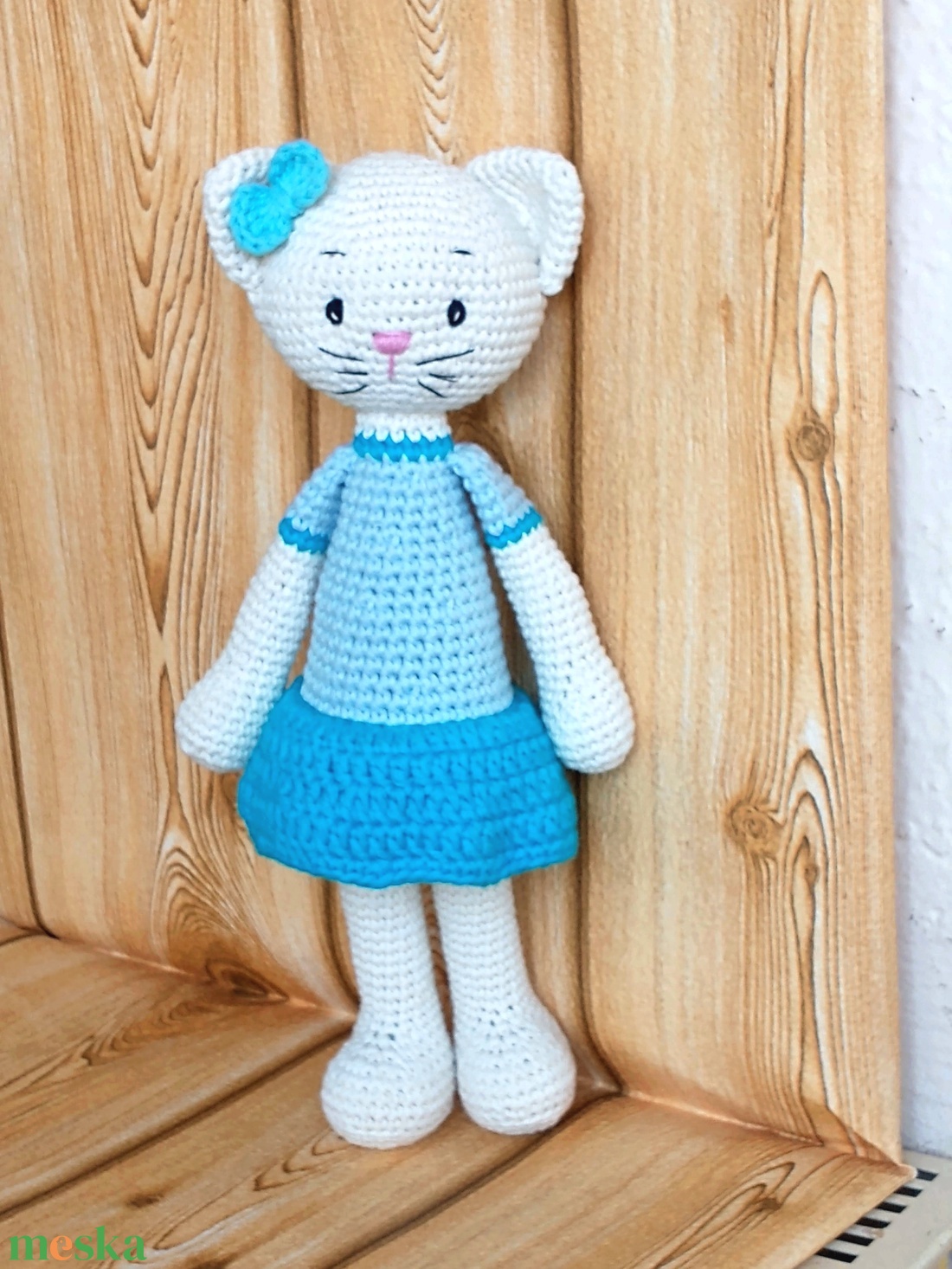fehér Cica kislány - kék ruhás - egyedi - amigurumi - horgolt cica baba - játék & sport - plüssállat & játékfigura - cica - Meska.hu