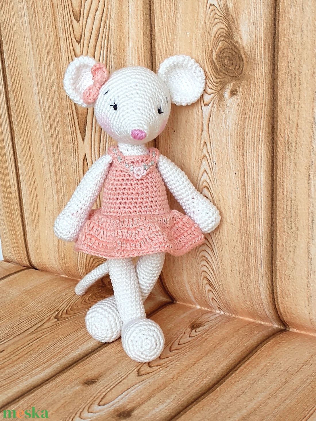 Egér kislány - barackszínű ruhában - egyedi horgolt amigurumi - játék & sport - plüssállat & játékfigura - egér - Meska.hu