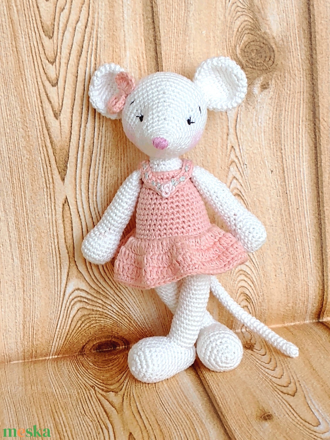 Egér kislány - barackszínű ruhában - egyedi horgolt amigurumi - játék & sport - plüssállat & játékfigura - egér - Meska.hu