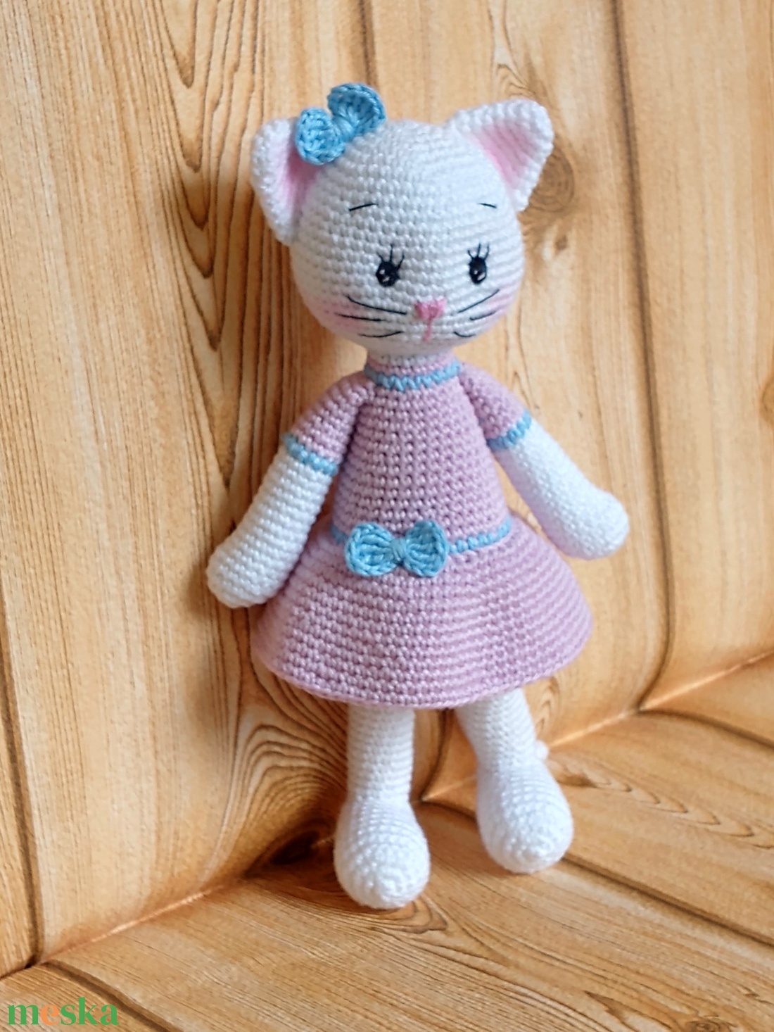 Horgolt fehér Cica - rózsaszín ruhás - kék szalagos - amigurumi - játék & sport - plüssállat & játékfigura - cica - Meska.hu