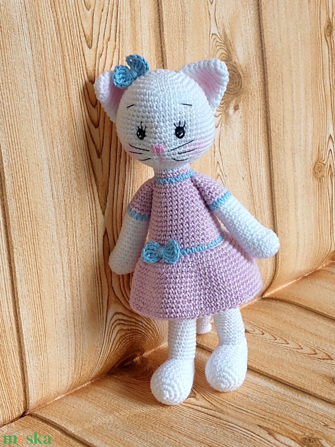 Horgolt fehér Cica - rózsaszín ruhás - kék szalagos - amigurumi - játék & sport - plüssállat & játékfigura - cica - Meska.hu