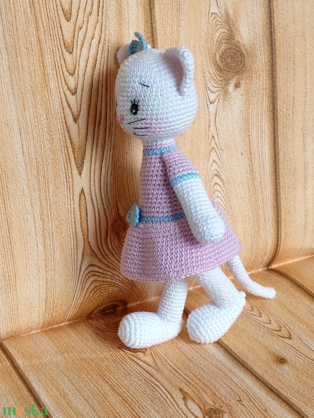 Horgolt fehér Cica - rózsaszín ruhás - kék szalagos - amigurumi - játék & sport - plüssállat & játékfigura - cica - Meska.hu