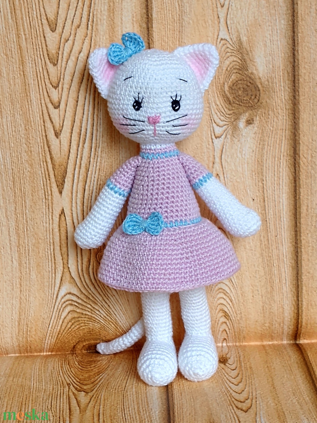 Horgolt fehér Cica - rózsaszín ruhás - kék szalagos - amigurumi - játék & sport - plüssállat & játékfigura - cica - Meska.hu