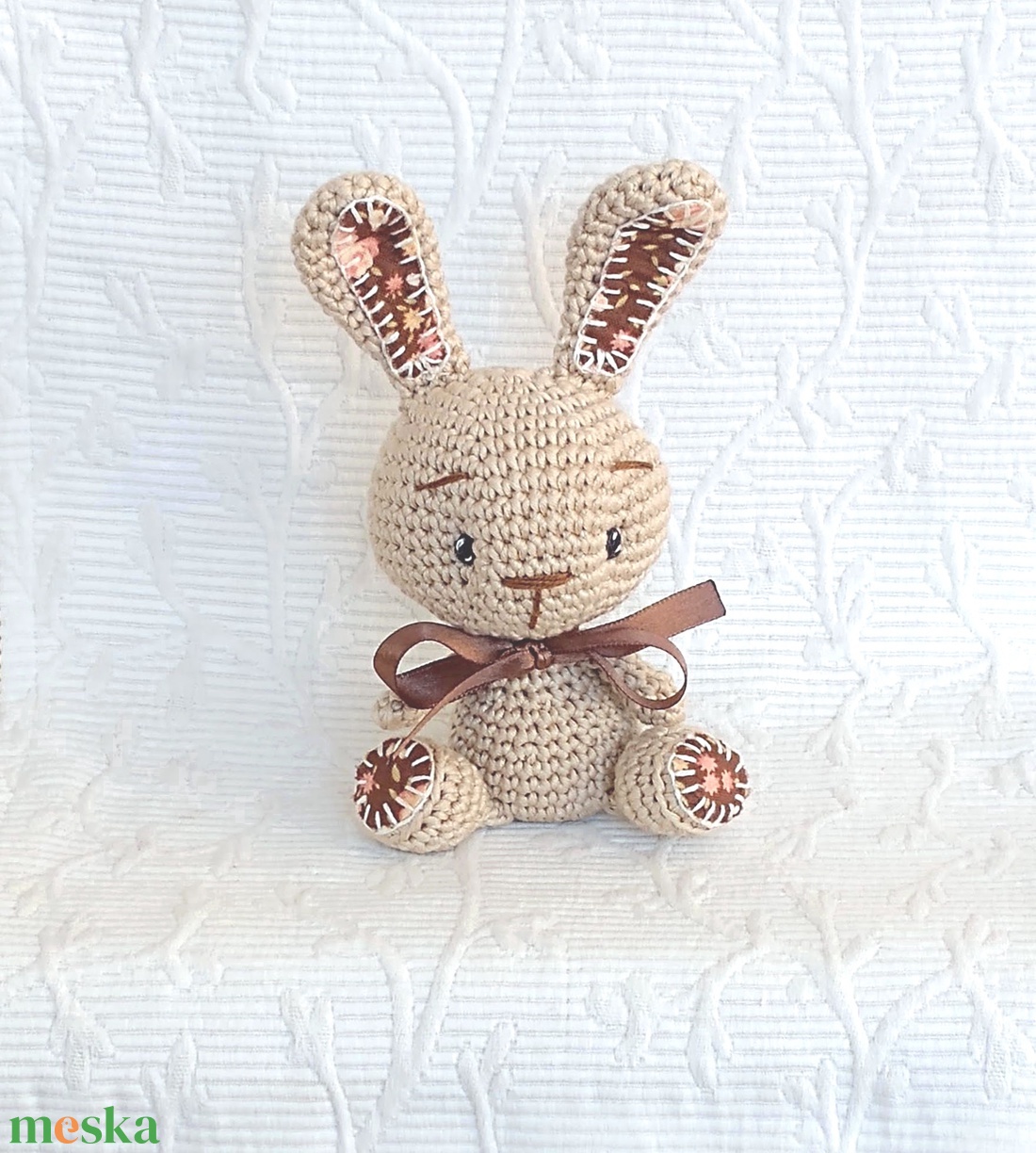  Drapp nyuszi- barack rózsákkal- horgolt - amigurumi- marokállat - játék & sport - plüssállat & játékfigura - nyuszi - Meska.hu