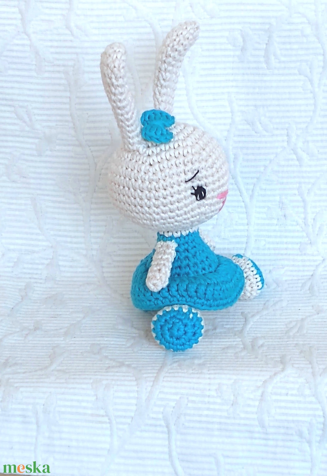 Nyuszi lány - türkiz ruhás - horgolt marokállat - játék & sport - plüssállat & játékfigura - nyuszi - Meska.hu