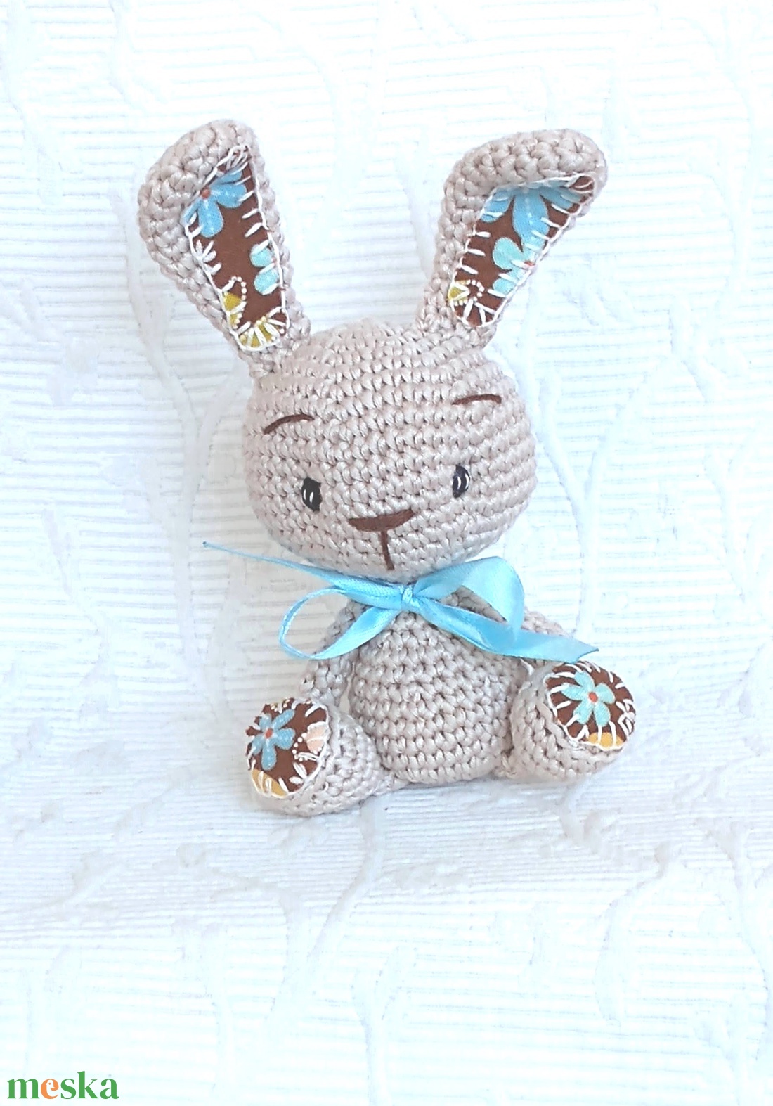 Egyedi- horgolt nyuszi - nefelejcses virágos -marokállat - játék & sport - plüssállat & játékfigura - nyuszi - Meska.hu