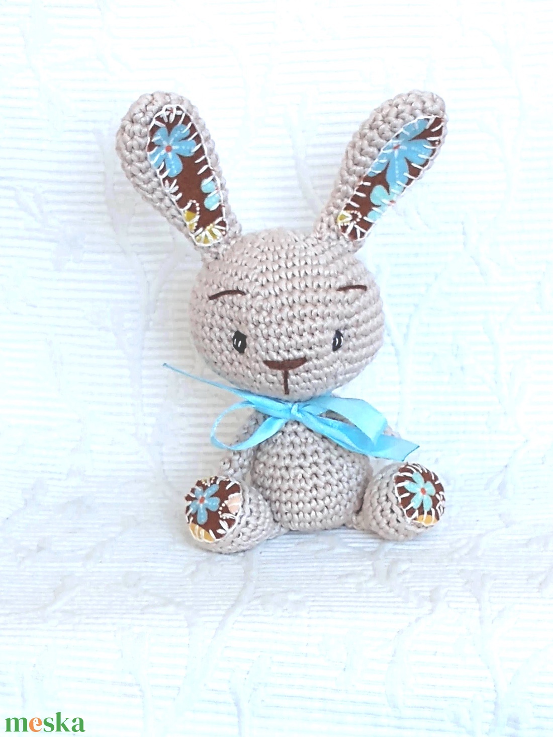 Egyedi- horgolt nyuszi - nefelejcses virágos -marokállat - játék & sport - plüssállat & játékfigura - nyuszi - Meska.hu