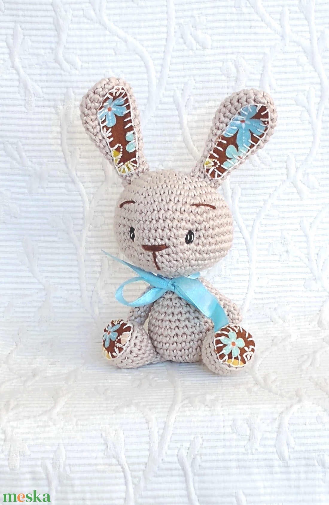 Egyedi- horgolt nyuszi - nefelejcses virágos -marokállat - játék & sport - plüssállat & játékfigura - nyuszi - Meska.hu