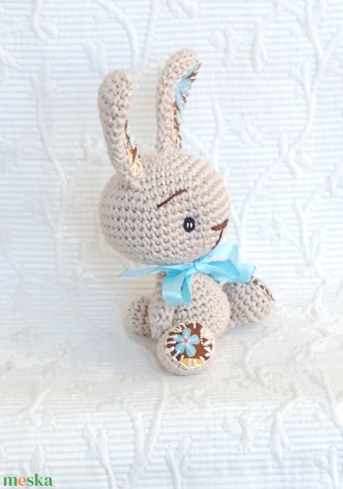 Egyedi- horgolt nyuszi - nefelejcses virágos -marokállat - játék & sport - plüssállat & játékfigura - nyuszi - Meska.hu
