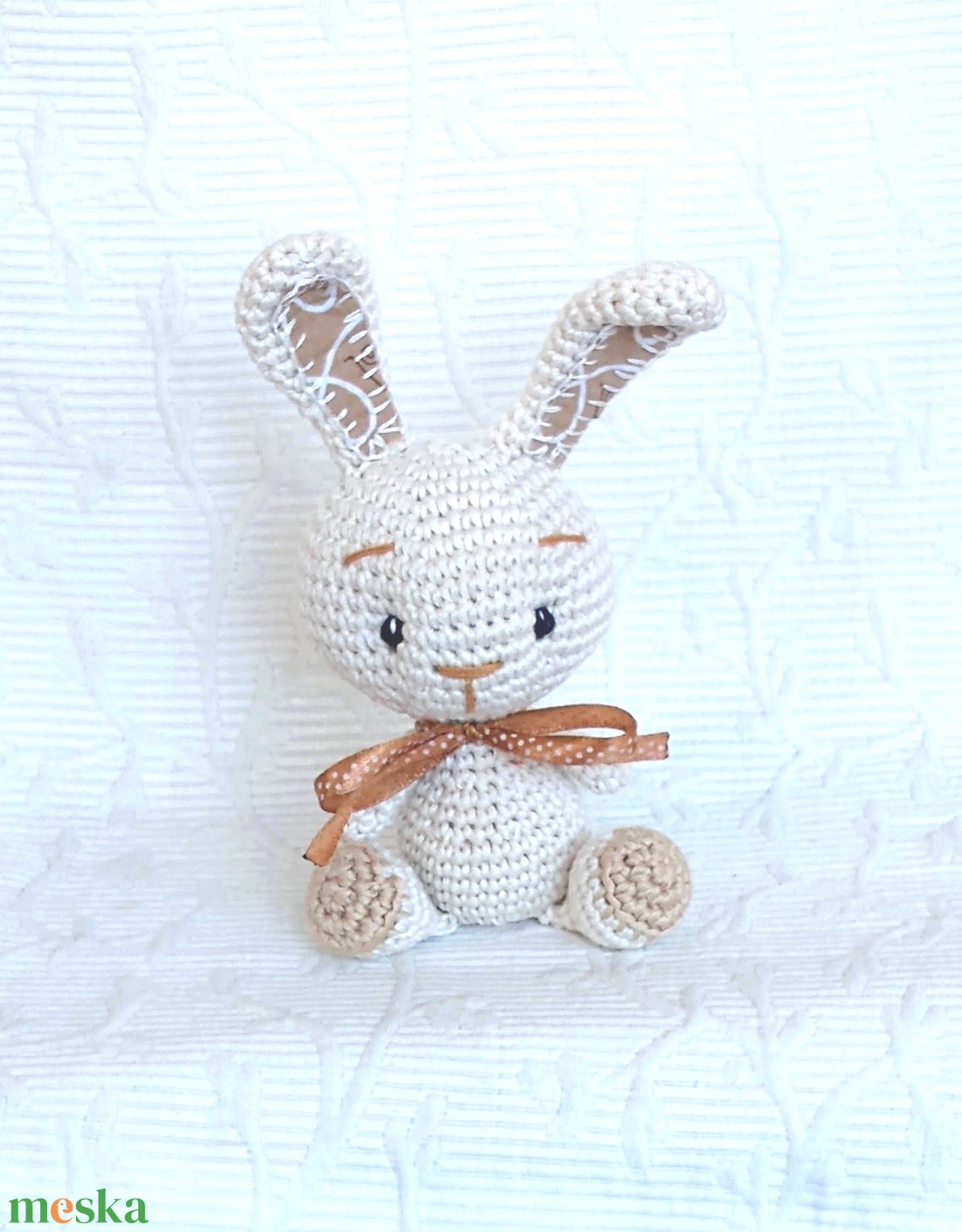 Horgolt Nyuszi  - óarany-pöttyes szalagos   - egyedi horgolt marokállat - játék & sport - plüssállat & játékfigura - nyuszi - Meska.hu