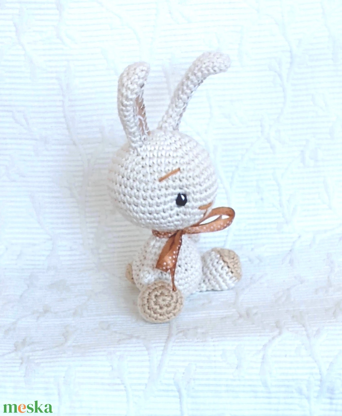Horgolt Nyuszi  - óarany-pöttyes szalagos   - egyedi horgolt marokállat - játék & sport - plüssállat & játékfigura - nyuszi - Meska.hu